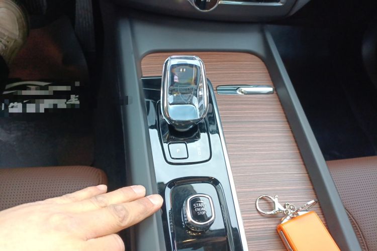 Used Volvo XC60 New Energy 2025 Plug-in Hybrid Long-Range All-Wheel Drive Smart Luxury Edition Gear Lever