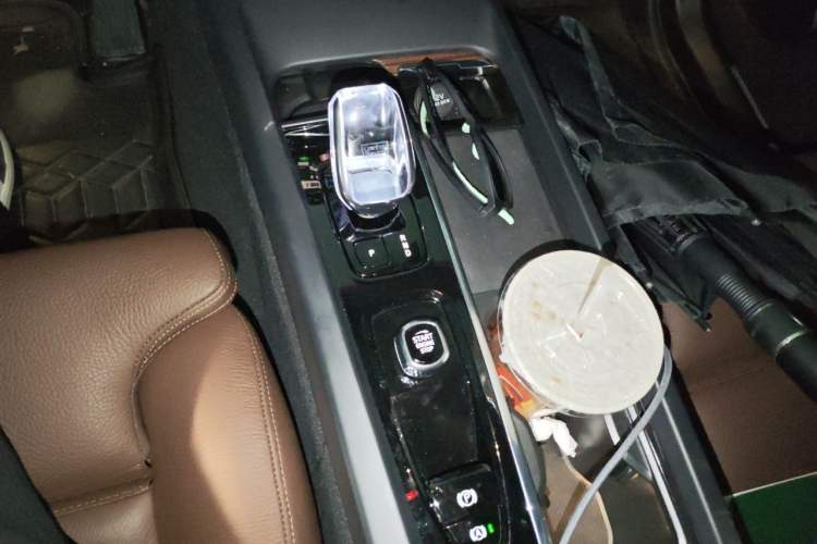 Used Volvo XC60 New Energy 2025 Plug-in Hybrid Long-Range All-Wheel Drive Smart & Luxurious Edition Gear Lever