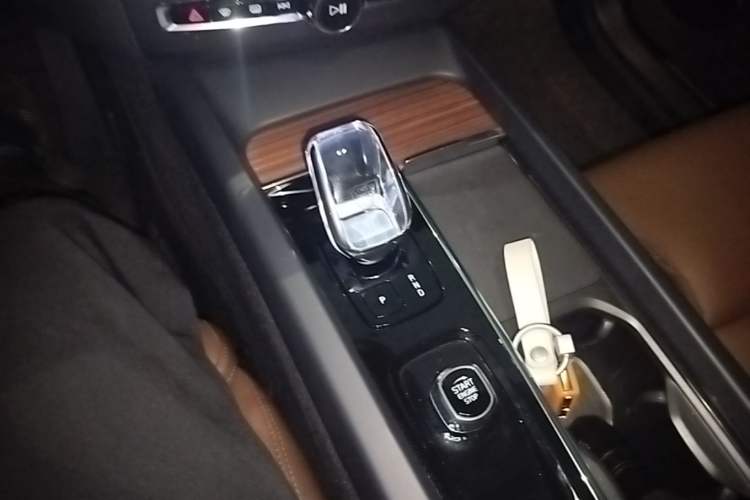 Used Volvo XC60 New Energy 2025 Plug-in Hybrid Long-Range All-Wheel Drive Smart & Luxurious Edition Gear Lever