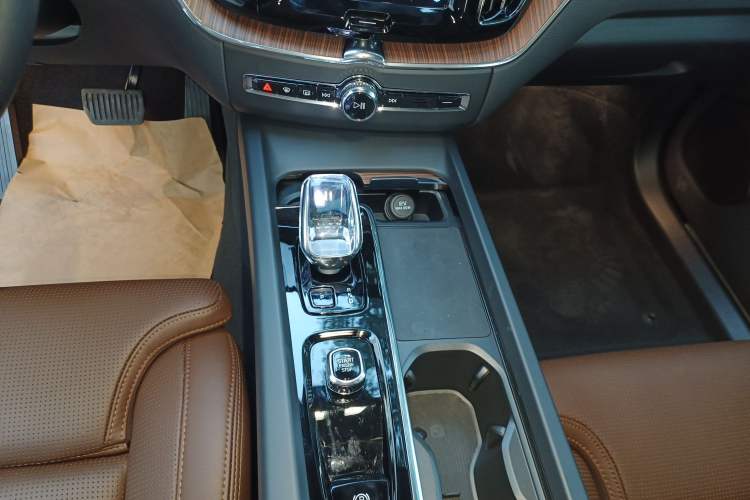 Used Volvo XC60 New Energy 2025 Plug-in Hybrid Long-Range All-Wheel Drive Smart Luxury Edition Gear Lever