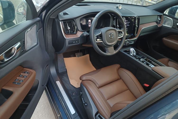 Used Volvo XC60 New Energy 2025 Plug-in Hybrid Long-Range All-Wheel Drive Smart Luxury Edition Interior 3