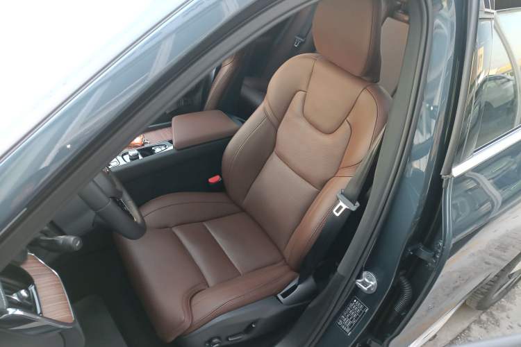 Used Volvo XC60 New Energy 2025 Plug-in Hybrid Long-Range All-Wheel Drive Smart Luxury Edition Left Front Seat