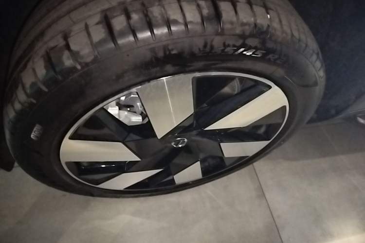 Used Volvo XC60 New Energy 2025 Plug-in Hybrid Long-Range All-Wheel Drive Smart & Luxurious Edition Left Front Wheel Hub