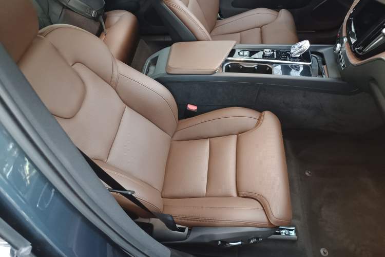 Used Volvo XC60 New Energy 2025 Plug-in Hybrid Long-Range All-Wheel Drive Smart Luxury Edition Right Front Seat
