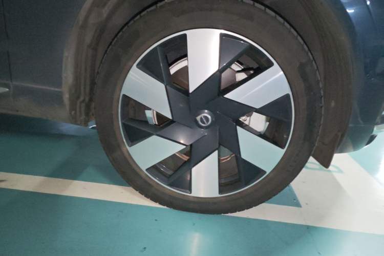Used Volvo XC60 New Energy 2025 Plug-in Hybrid Long-Range All-Wheel Drive Smart & Luxurious Edition Right Front Wheel Hub