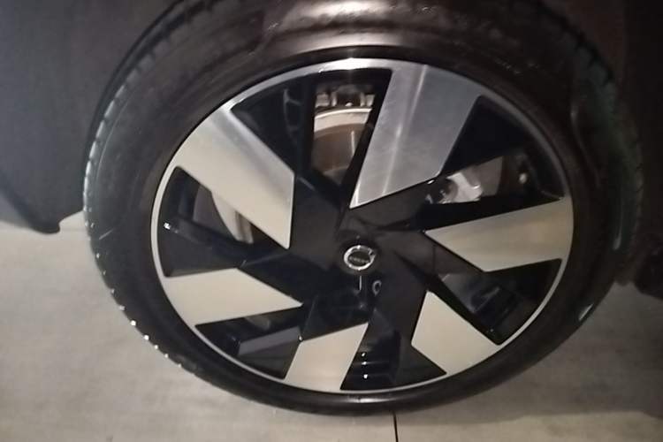 Used Volvo XC60 New Energy 2025 Plug-in Hybrid Long-Range All-Wheel Drive Smart & Luxurious Edition Right Rear Wheel Hub