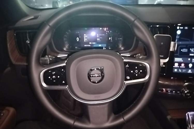 Used Volvo XC60 New Energy 2025 Plug-in Hybrid Long-Range All-Wheel Drive Smart & Luxurious Edition Steering Wheel
