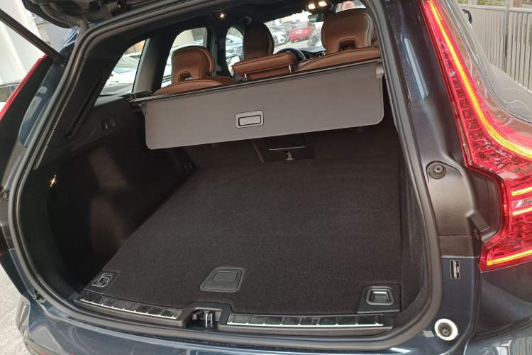 Used Volvo XC60 New Energy 2025 Plug-in Hybrid Long-Range All-Wheel Drive Smart Luxury Edition Trunk