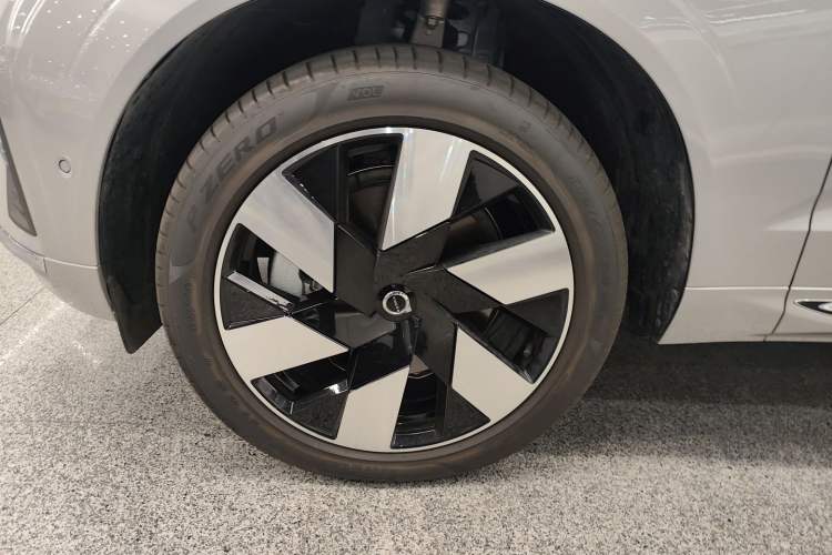 Used Volvo XC60 New Energy 2025 Plug-in Hybrid Long-Range All-Wheel Drive Smart & Luxurious Edition Exterior 4