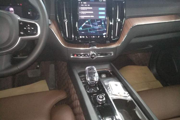 Used Volvo XC60 New Energy 2025 Plug-in Hybrid Long-Range All-Wheel Drive Smart & Luxurious Edition Gear Lever