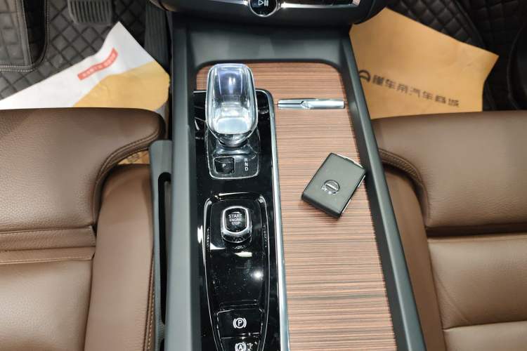 Used Volvo XC60 New Energy 2025 Plug-in Hybrid Long-Range All-Wheel Drive Smart & Luxurious Edition Gear Lever