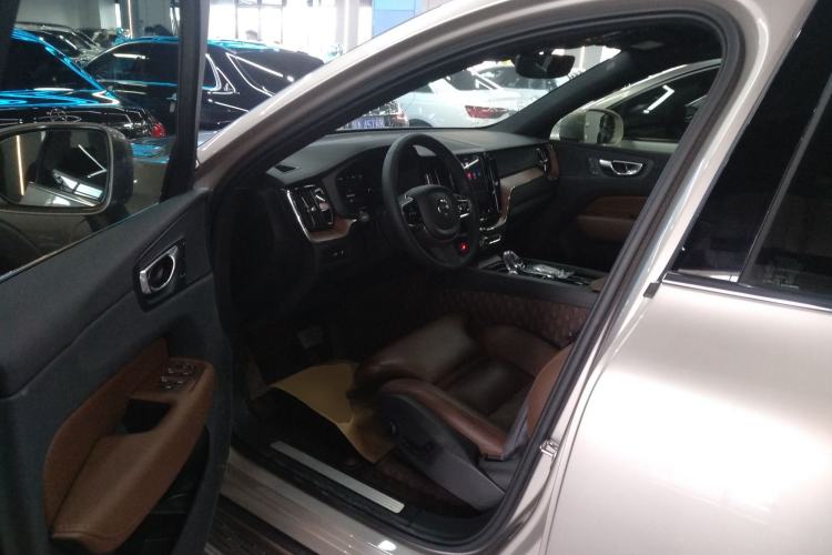 Used Volvo XC60 New Energy 2025 Plug-in Hybrid Long-Range All-Wheel Drive Smart & Luxurious Edition Interior 3