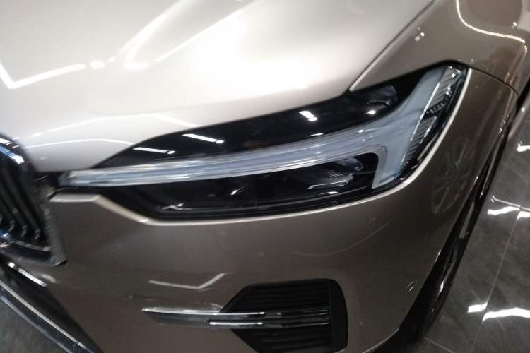 Used Volvo XC60 New Energy 2025 Plug-in Hybrid Long-Range All-Wheel Drive Smart & Luxurious Edition Left Front Headlight