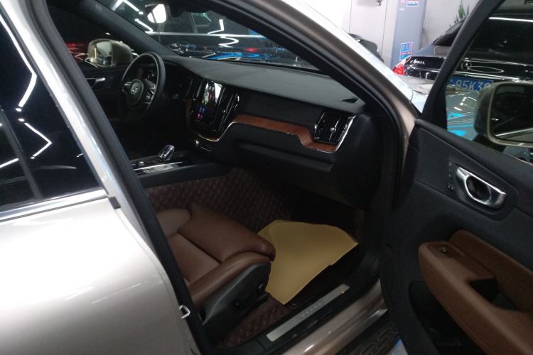 Used Volvo XC60 New Energy 2025 Plug-in Hybrid Long-Range All-Wheel Drive Smart & Luxurious Edition Right Front Seat