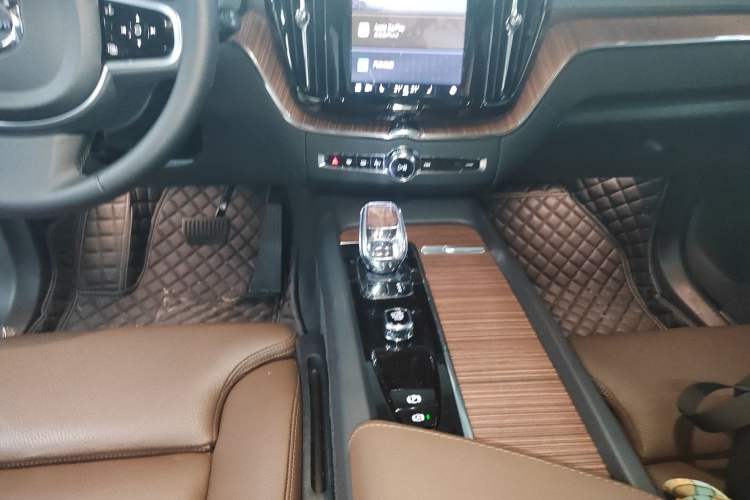 Used Volvo XC60 New Energy 2025 Plug-in Hybrid Long-Range All-Wheel Drive Smart & Luxurious Edition Gear Lever
