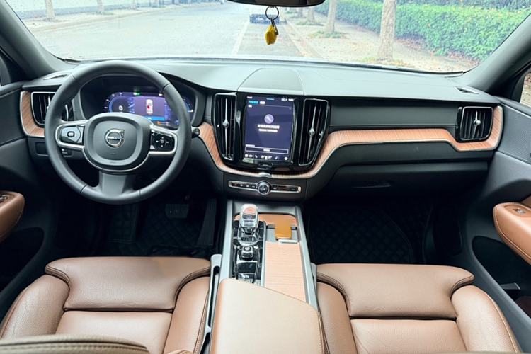 Used Volvo XC60 New Energy 2025 Plug-in Hybrid Long-Range All-Wheel Drive Smart & Luxurious Edition Interior 2