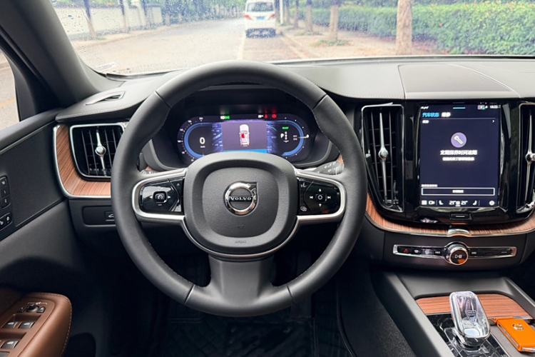 Used Volvo XC60 New Energy 2025 Plug-in Hybrid Long-Range All-Wheel Drive Smart & Luxurious Edition Interior 4