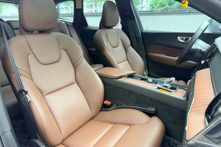 Used Volvo XC60 New Energy 2025 Plug-in Hybrid Long-Range All-Wheel Drive Smart & Luxurious Edition Interior 5