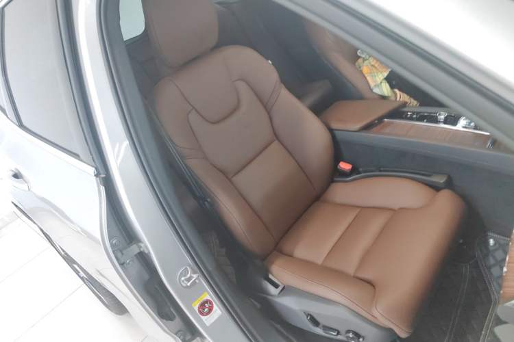 Used Volvo XC60 New Energy 2025 Plug-in Hybrid Long-Range All-Wheel Drive Smart & Luxurious Edition Right Front Seat