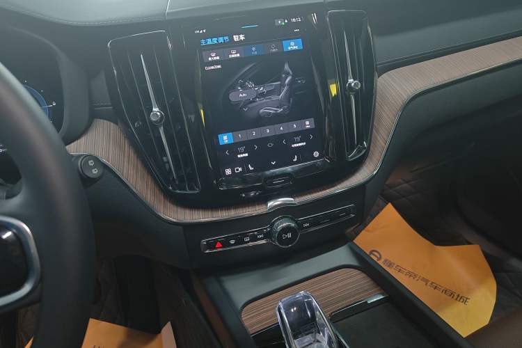Used Volvo XC60 New Energy 2025 Plug-in Hybrid Long-Range All-Wheel Drive Smart & Luxurious Edition Audio And AC Panel