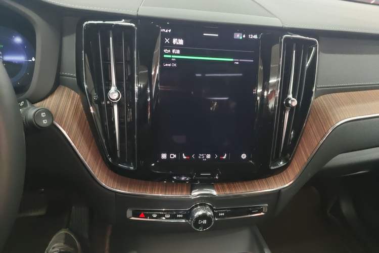 Used Volvo XC60 New Energy 2025 Plug-in Hybrid Long-Range All-Wheel Drive Smart & Luxurious Edition Audio And AC Panel