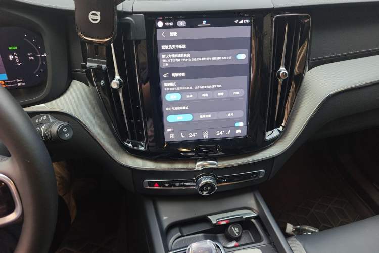 Used Volvo XC60 New Energy 2025 Plug-in Hybrid Long-Range All-Wheel Drive Zhiyuan Sport Edition Audio And AC Panel