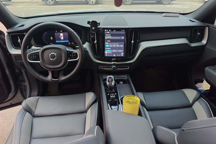 Used Volvo XC60 New Energy 2025 Plug-in Hybrid Long-Range All-Wheel Drive Zhiyuan Sport Edition Center Console
