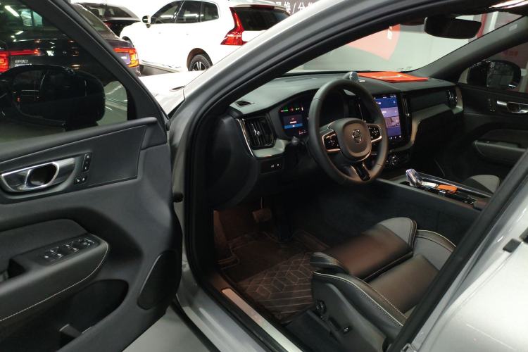 Used Volvo XC60 New Energy 2025 Plug-in Hybrid Long-Range All-Wheel Drive Zhiyuan Sport Edition Driver Seat