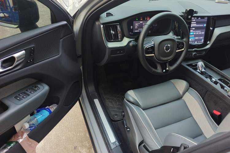 Used Volvo XC60 New Energy 2025 Plug-in Hybrid Long-Range All-Wheel Drive Zhiyuan Sport Edition Driver Seat