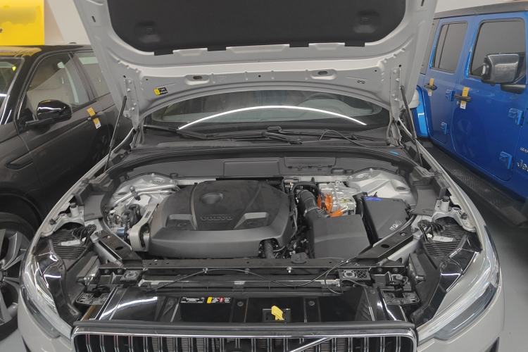 Used Volvo XC60 New Energy 2025 Plug-in Hybrid Long-Range All-Wheel Drive Smart & Luxurious Edition Engine Bay