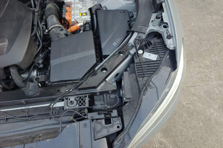 Used Volvo XC60 New Energy 2025 Plug-in Hybrid Long-Range All-Wheel Drive Zhiyuan Sport Edition Engine Bay Left