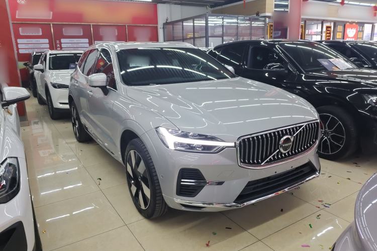 Used Volvo XC60 New Energy 2025 Plug-in Hybrid Long-Range All-Wheel Drive Smart & Luxurious Edition Front Right 45 Deg