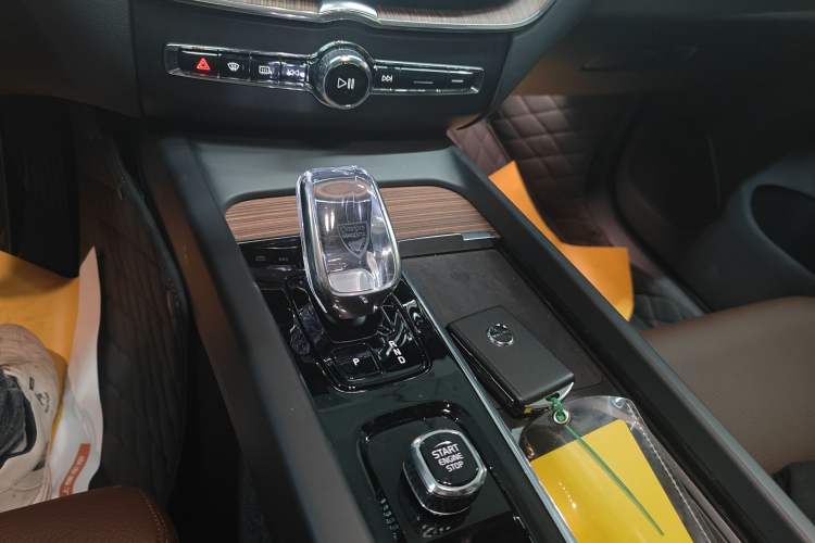 Used Volvo XC60 New Energy 2025 Plug-in Hybrid Long-Range All-Wheel Drive Smart & Luxurious Edition Gear Lever