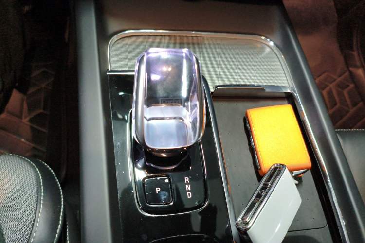 Used Volvo XC60 New Energy 2025 Plug-in Hybrid Long-Range All-Wheel Drive Zhiyuan Sport Edition Gear Lever