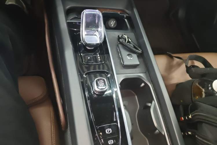 Used Volvo XC60 New Energy 2025 Plug-in Hybrid Long-Range All-Wheel Drive Smart & Luxurious Edition Gear Lever