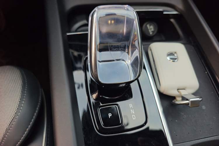 Used Volvo XC60 New Energy 2025 Plug-in Hybrid Long-Range All-Wheel Drive Zhiyuan Sport Edition Gear Lever