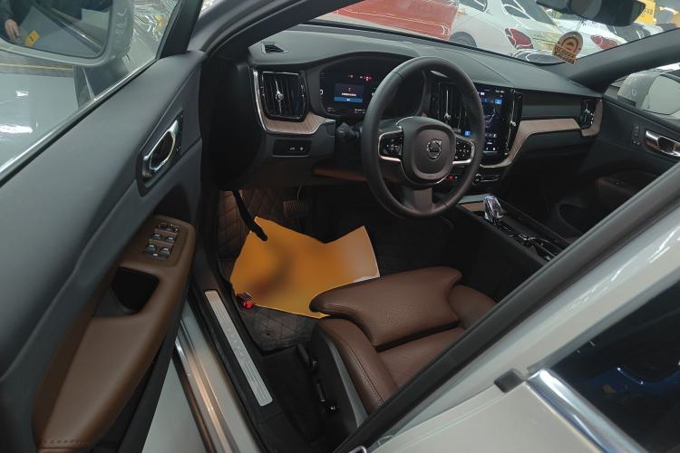 Used Volvo XC60 New Energy 2025 Plug-in Hybrid Long-Range All-Wheel Drive Smart & Luxurious Edition Interior 3