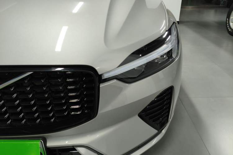 Used Volvo XC60 New Energy 2025 Plug-in Hybrid Long-Range All-Wheel Drive Zhiyuan Sport Edition Left Front Headlight