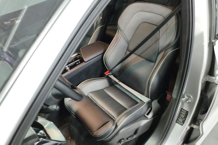 Used Volvo XC60 New Energy 2025 Plug-in Hybrid Long-Range All-Wheel Drive Zhiyuan Sport Edition Left Front Seat