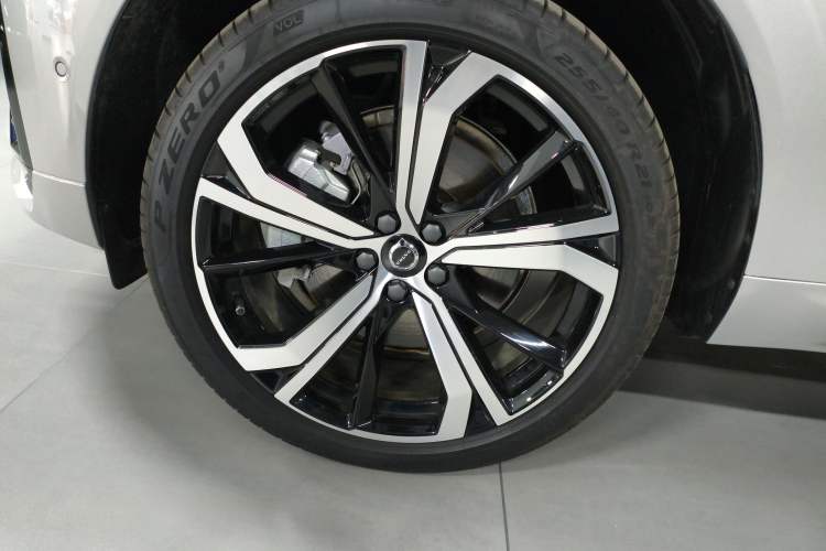 Used Volvo XC60 New Energy 2025 Plug-in Hybrid Long-Range All-Wheel Drive Zhiyuan Sport Edition Left Front Wheel Hub
