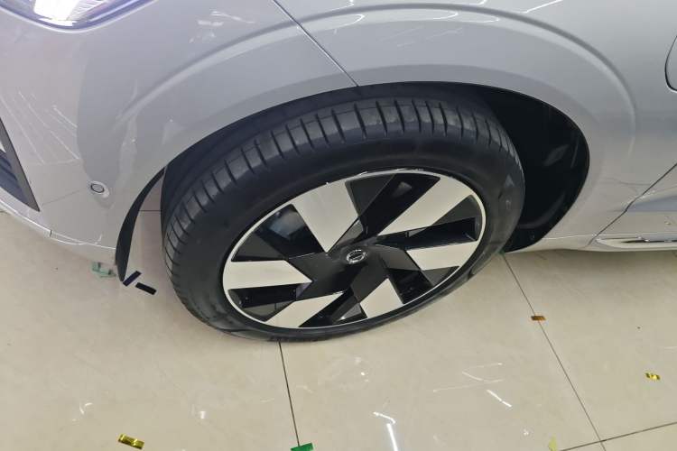 Used Volvo XC60 New Energy 2025 Plug-in Hybrid Long-Range All-Wheel Drive Smart & Luxurious Edition Left Front Wheel Hub