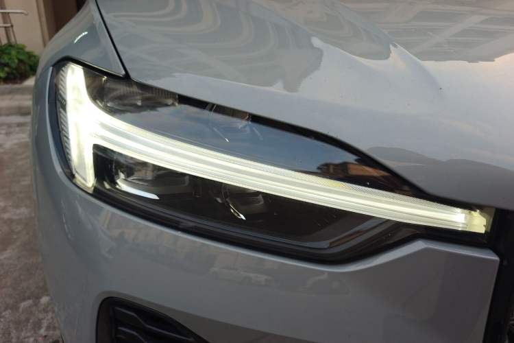 Used Volvo XC60 New Energy 2025 Plug-in Hybrid Long-Range All-Wheel Drive Zhiyuan Sport Edition Right Front Headlight