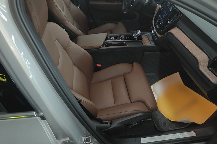 Used Volvo XC60 New Energy 2025 Plug-in Hybrid Long-Range All-Wheel Drive Smart & Luxurious Edition Right Front Seat