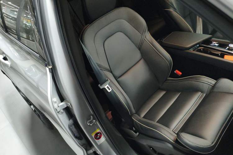 Used Volvo XC60 New Energy 2025 Plug-in Hybrid Long-Range All-Wheel Drive Zhiyuan Sport Edition Right Front Seat