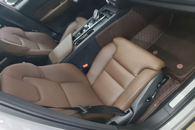Used Volvo XC60 New Energy 2025 Plug-in Hybrid Long-Range All-Wheel Drive Smart & Luxurious Edition Right Front Seat