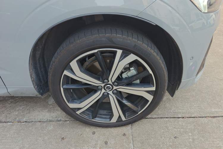 Used Volvo XC60 New Energy 2025 Plug-in Hybrid Long-Range All-Wheel Drive Zhiyuan Sport Edition Right Front Wheel Hub