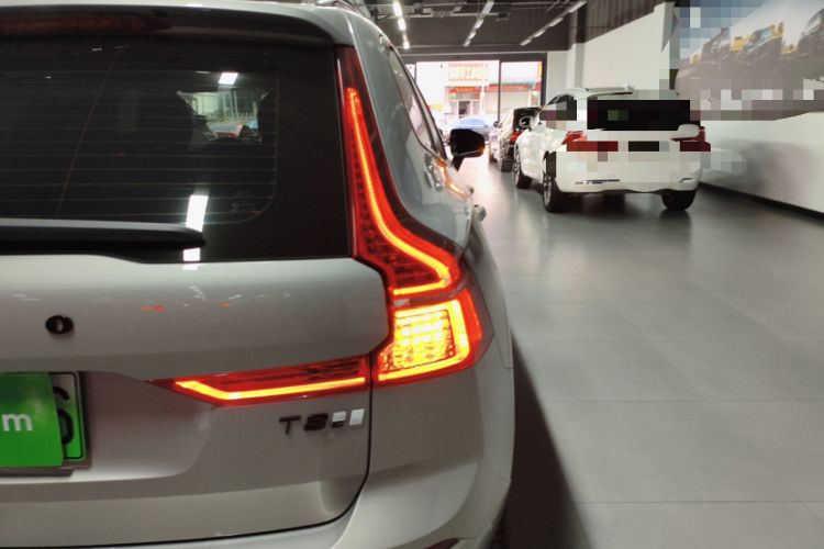 Used Volvo XC60 New Energy 2025 Plug-in Hybrid Long-Range All-Wheel Drive Zhiyuan Sport Edition Right Rear Taillight
