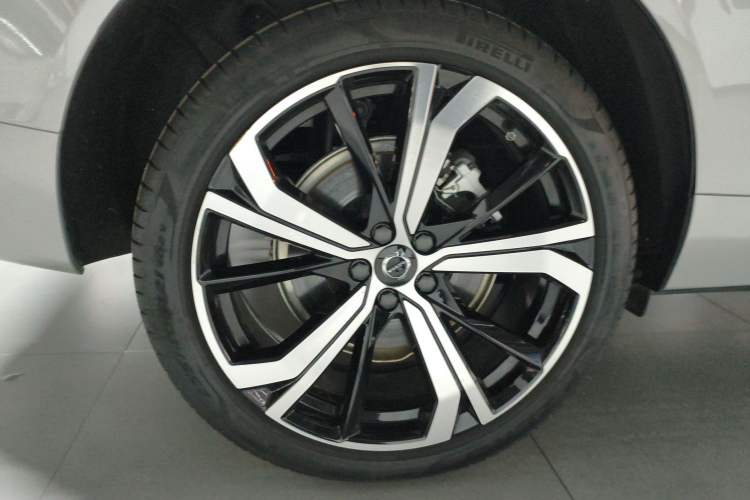 Used Volvo XC60 New Energy 2025 Plug-in Hybrid Long-Range All-Wheel Drive Zhiyuan Sport Edition Right Rear Wheel Hub