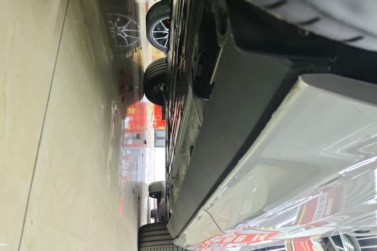 Used Volvo XC60 New Energy 2025 Plug-in Hybrid Long-Range All-Wheel Drive Smart & Luxurious Edition Right Side Sill