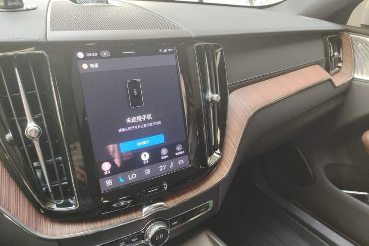 Used Volvo XC60 New Energy 2025 Plug-in Hybrid Long-Range All-Wheel Drive Smart Luxury Edition Audio And AC Panel